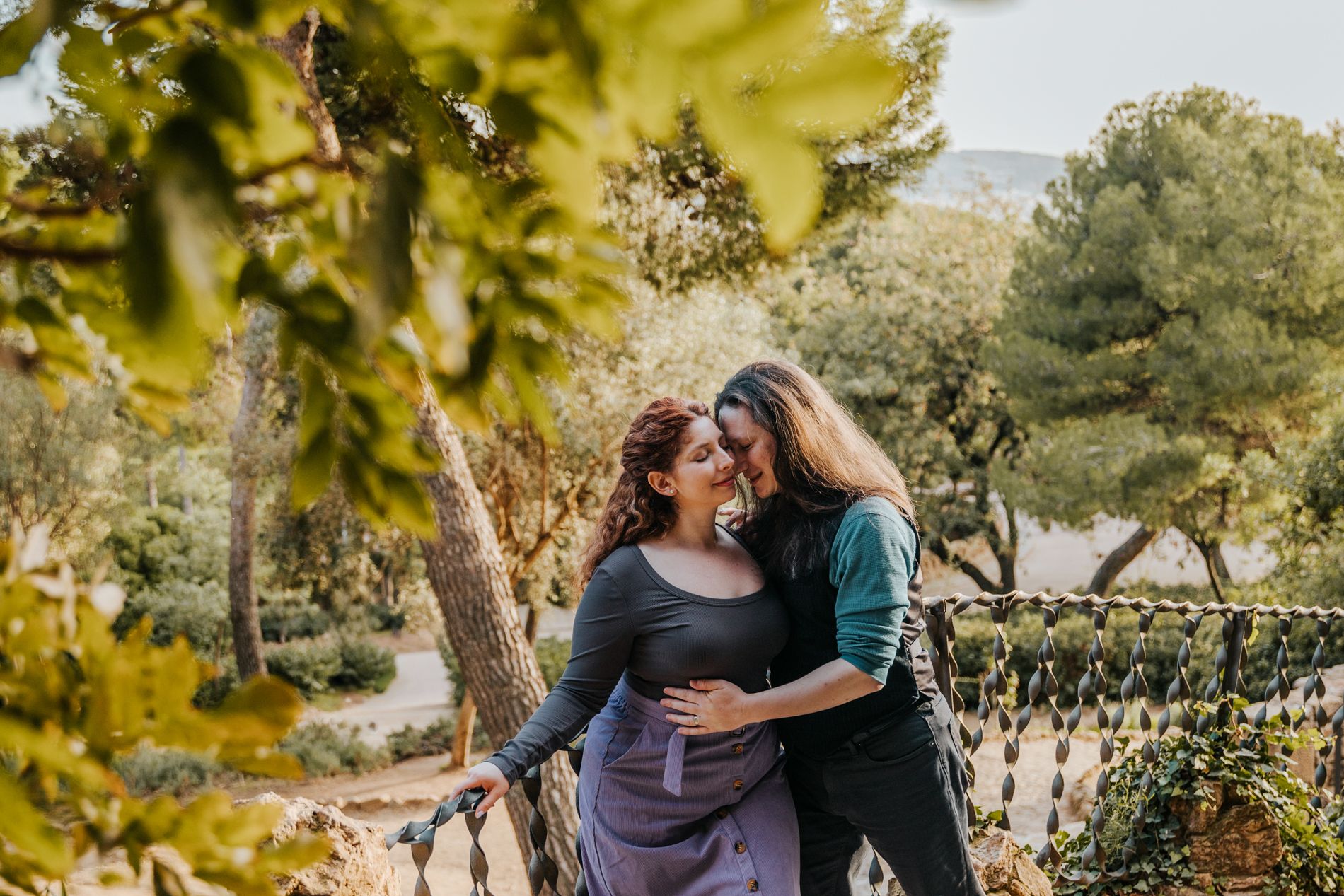 Anniversary photoshoot in Park Güell, with a loving couple enjoying the sunset in Barcelona.