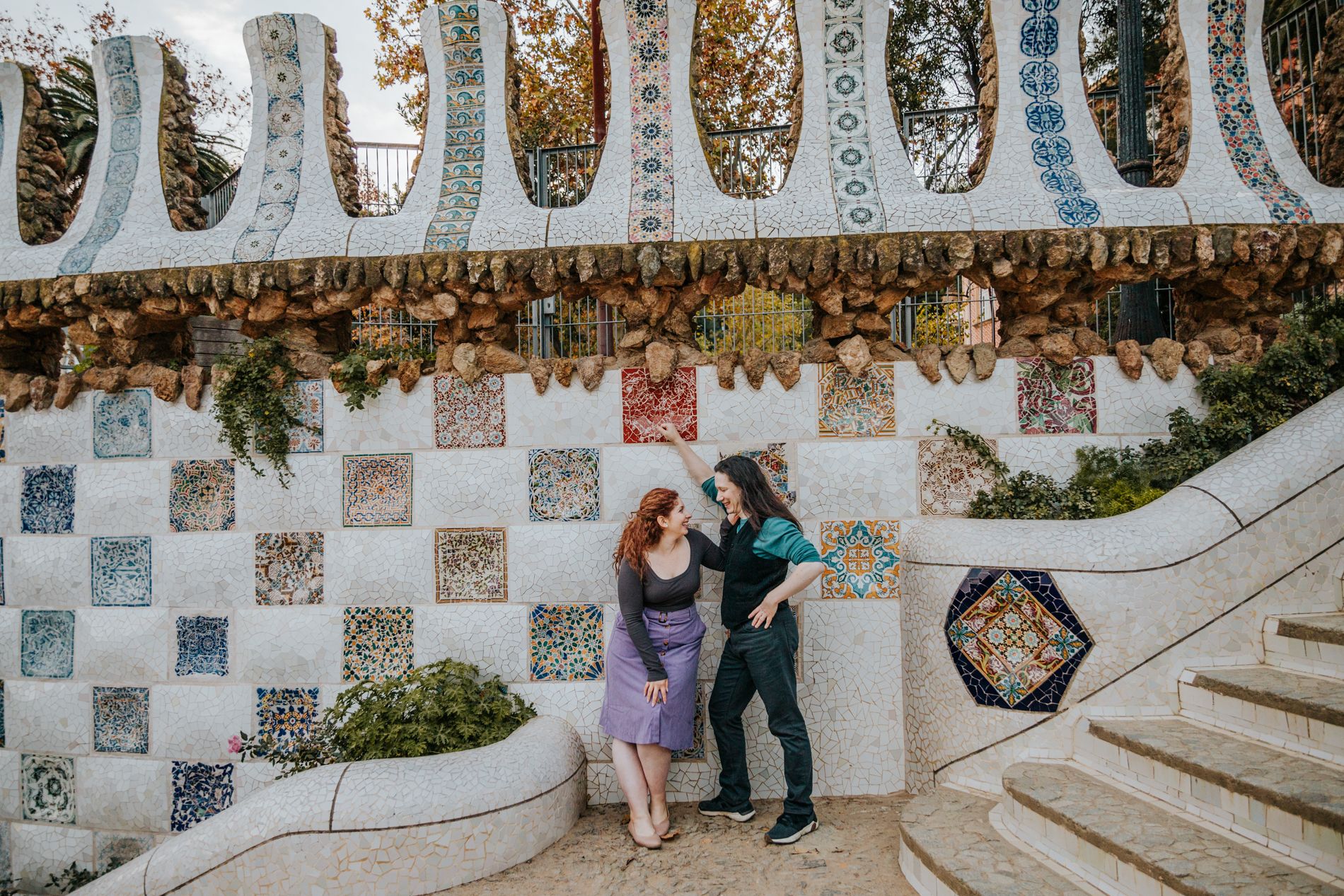 Romantic photography in Barcelona: anniversary photoshoot in the magical corners of Park Güell.