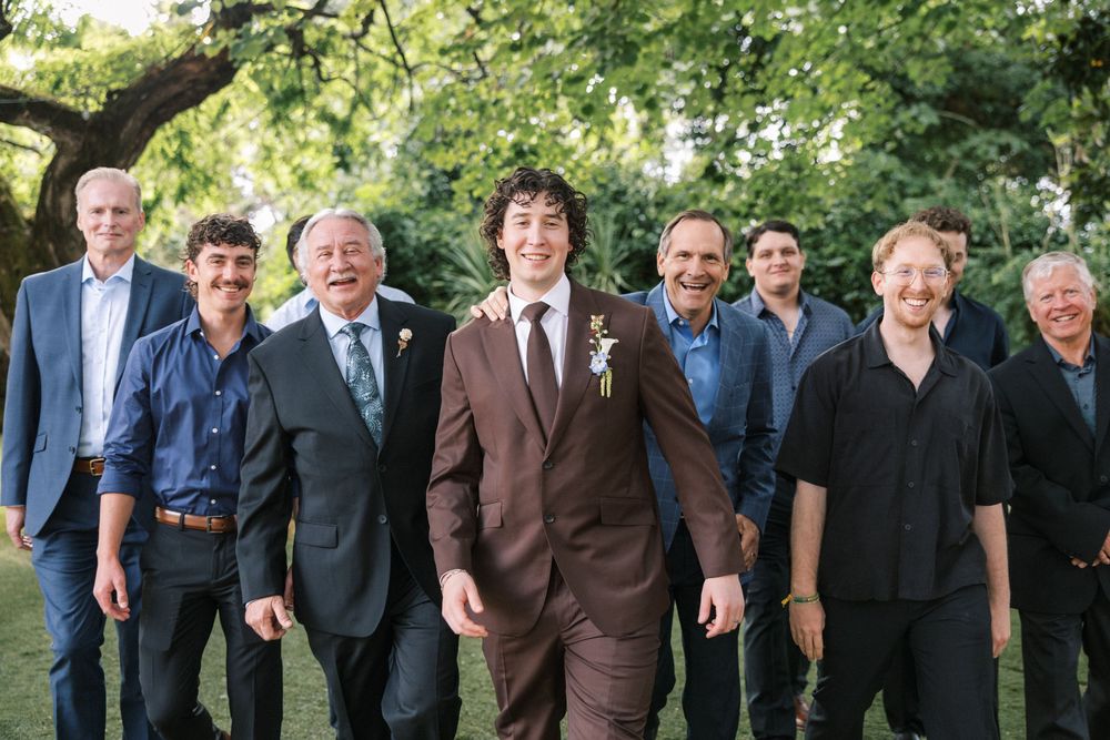 Fun wedding guest portraits in the gardens of Quinta do Torneiro