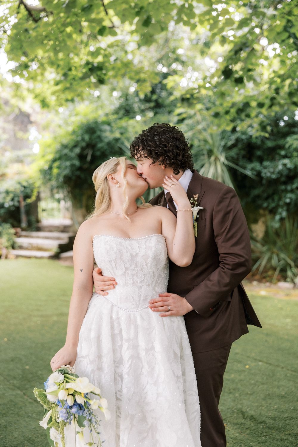 Romantic couple portraits at Quinta do Torneiro in Portugal