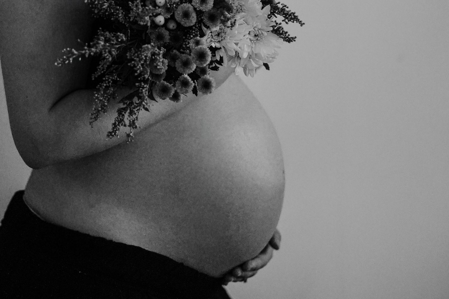 Natural maternity photoshoot in Dubai with soft timeless aesthetic