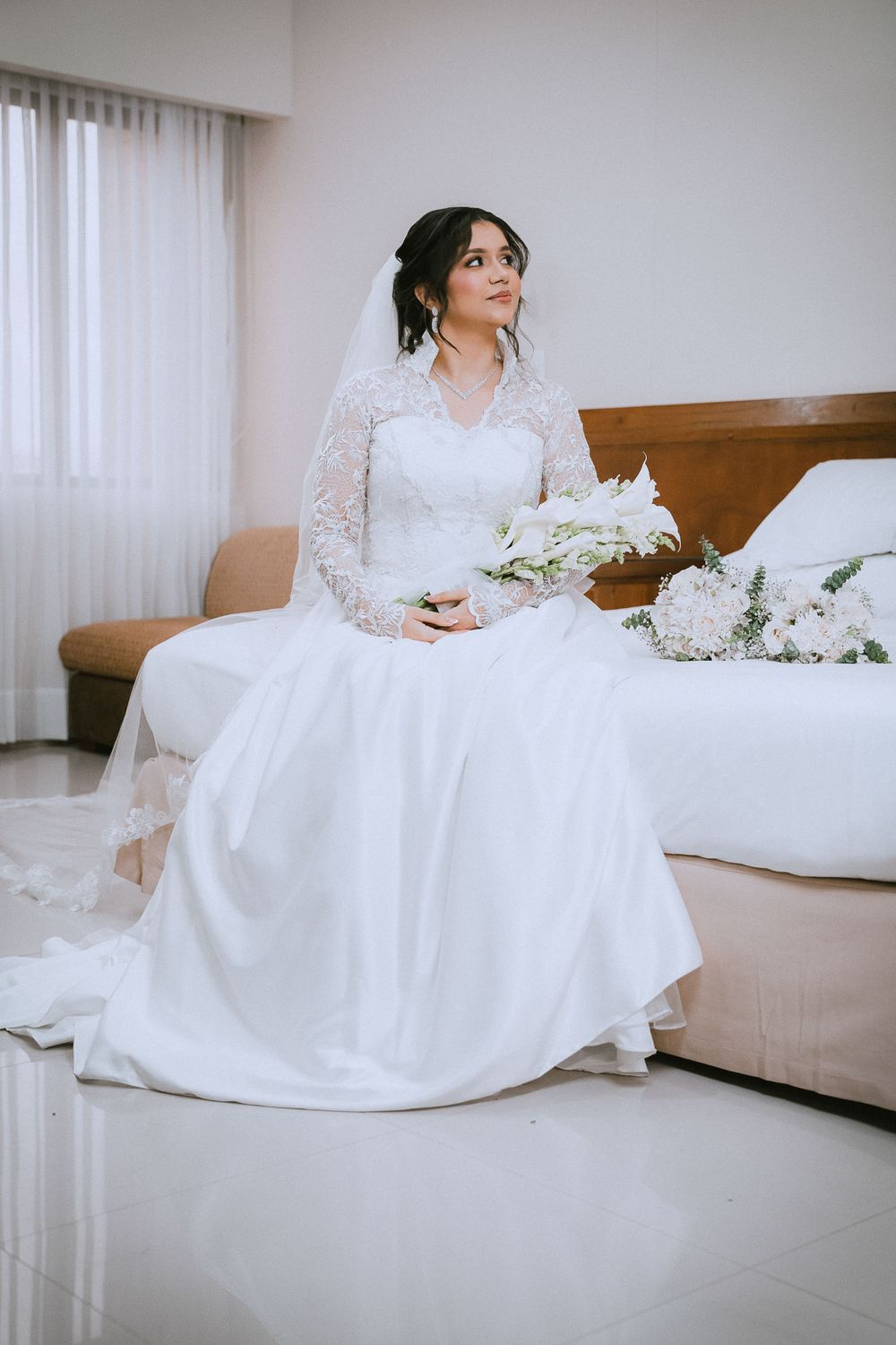 Recién casados posando con elegancia en los jardines y salones del Club Valledupar tras su boda.