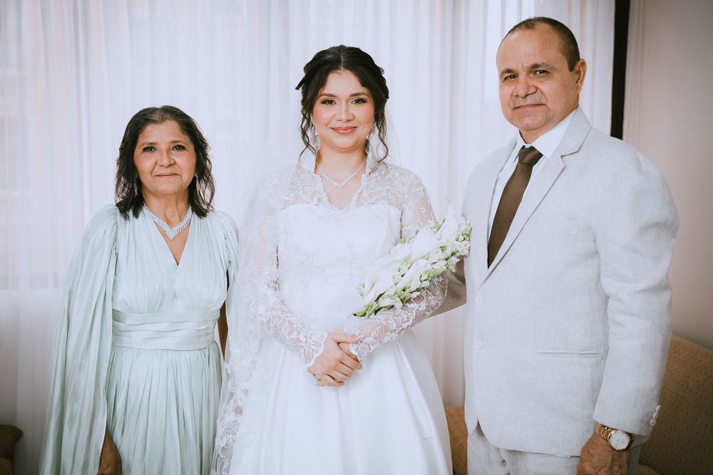 Recién casados posando con elegancia en los jardines y salones del Club Valledupar tras su boda.