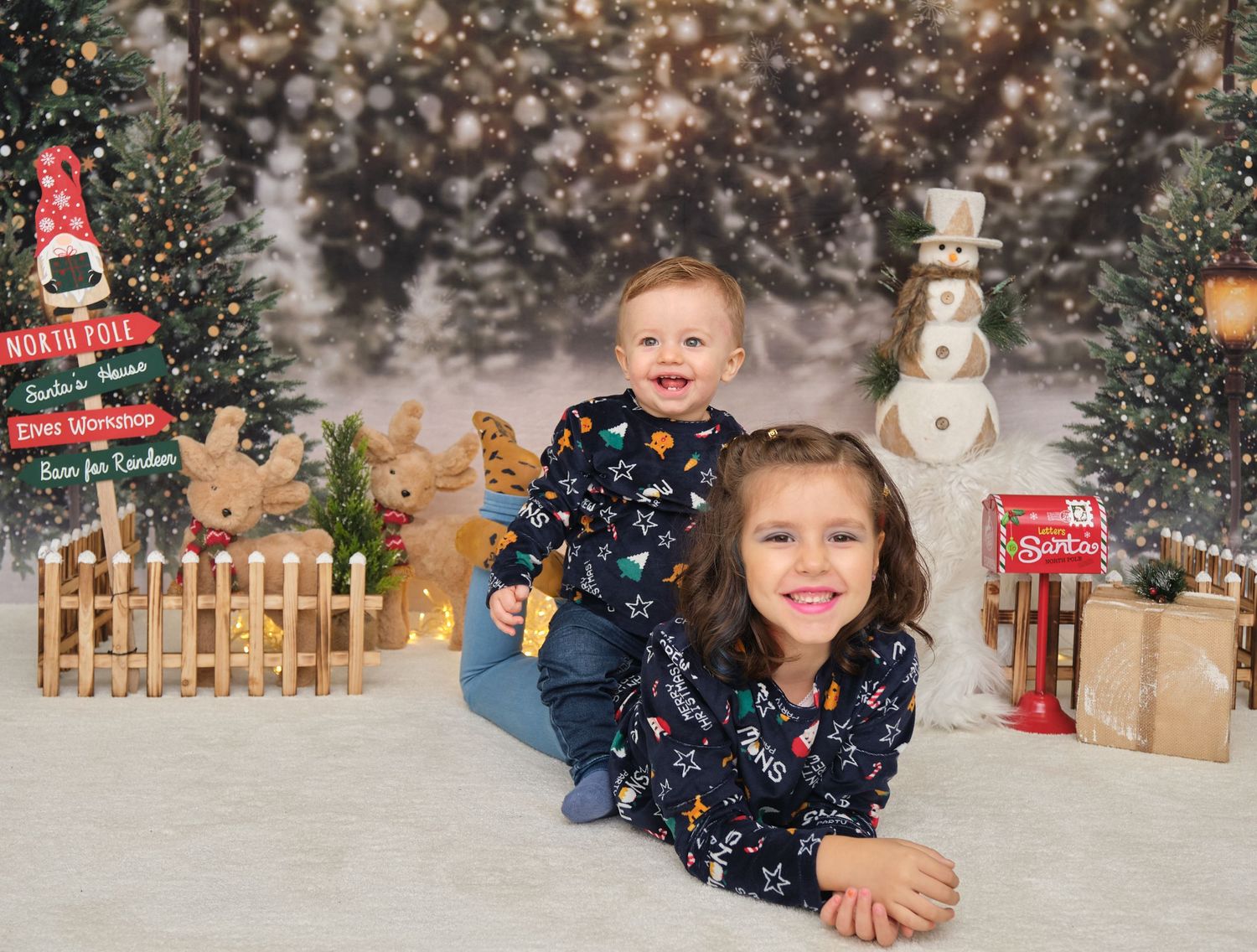 Irmãos em cenário de natal