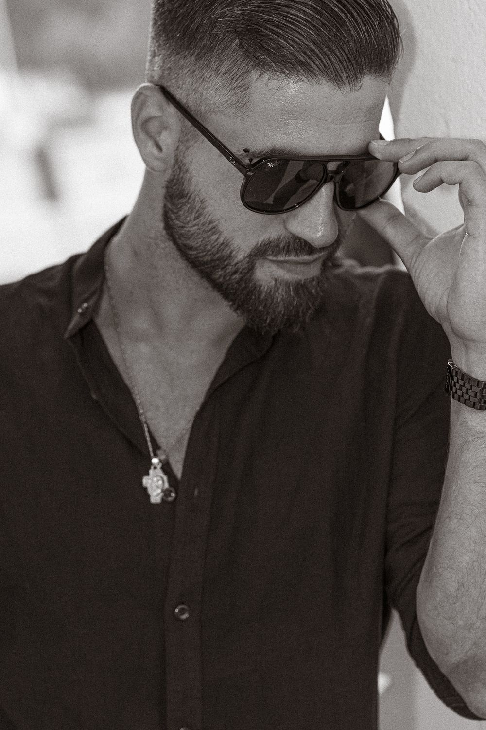 Men Fotografie - Moody black and white fashion portrait featuring sunglasses and a dark button-up shirt.