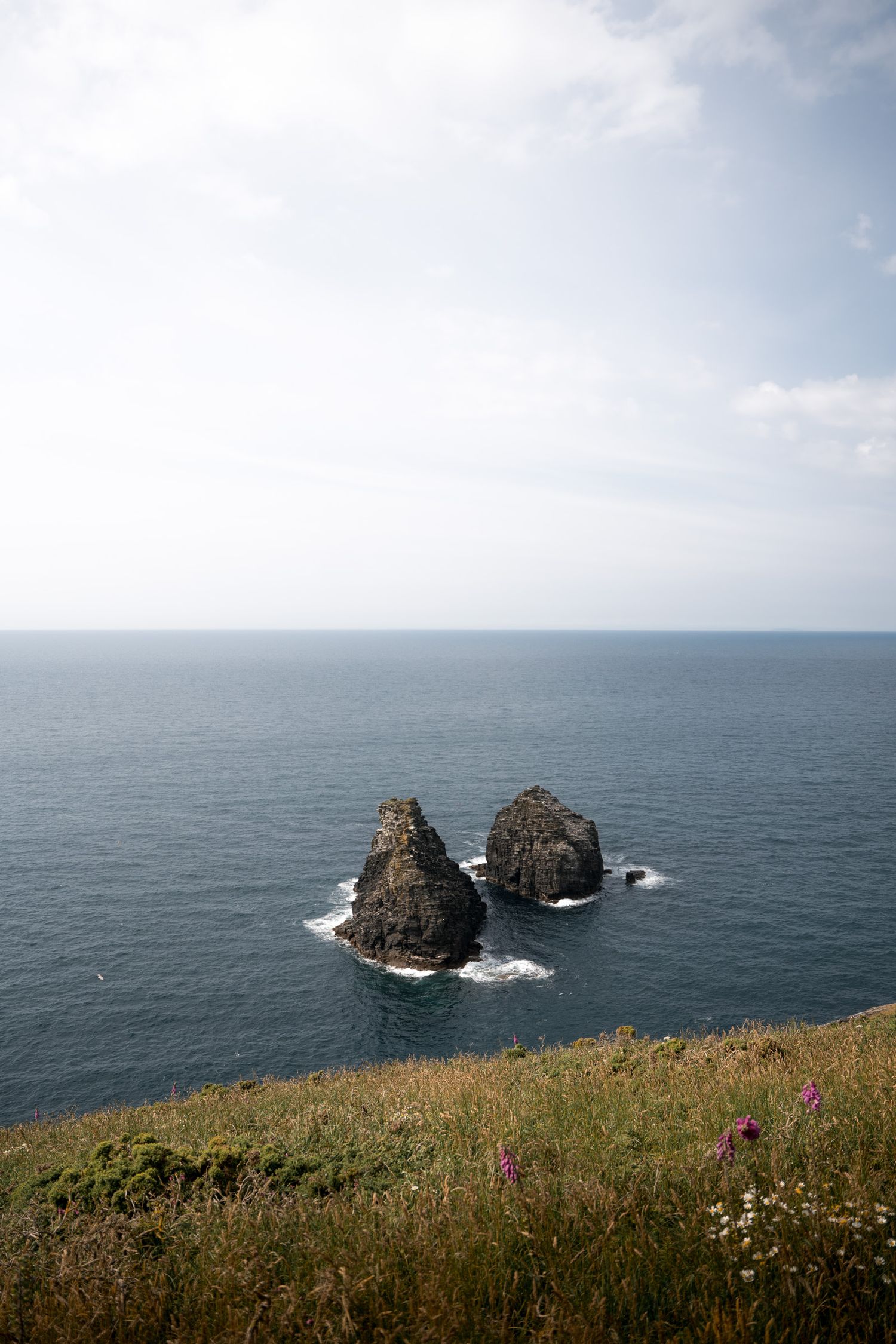 rocher de la côte de tintagel dans les cornouailles en angleterre