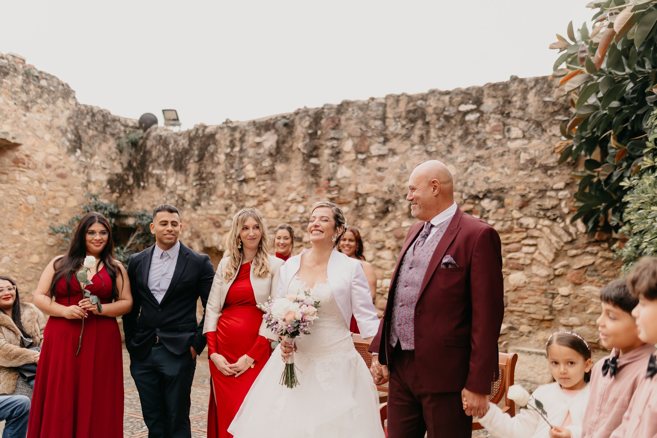 Novios cogidos de la mano durante la ceremonia de boda en Tarragona