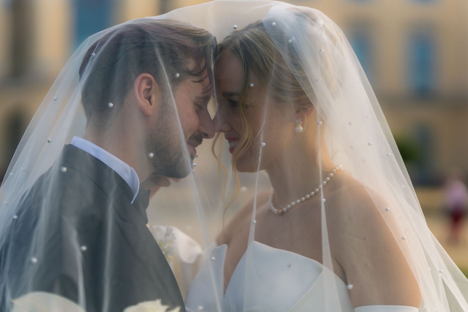 Emotionale Hochzeitsfotografie mit Brautpaar in Charlottenburg