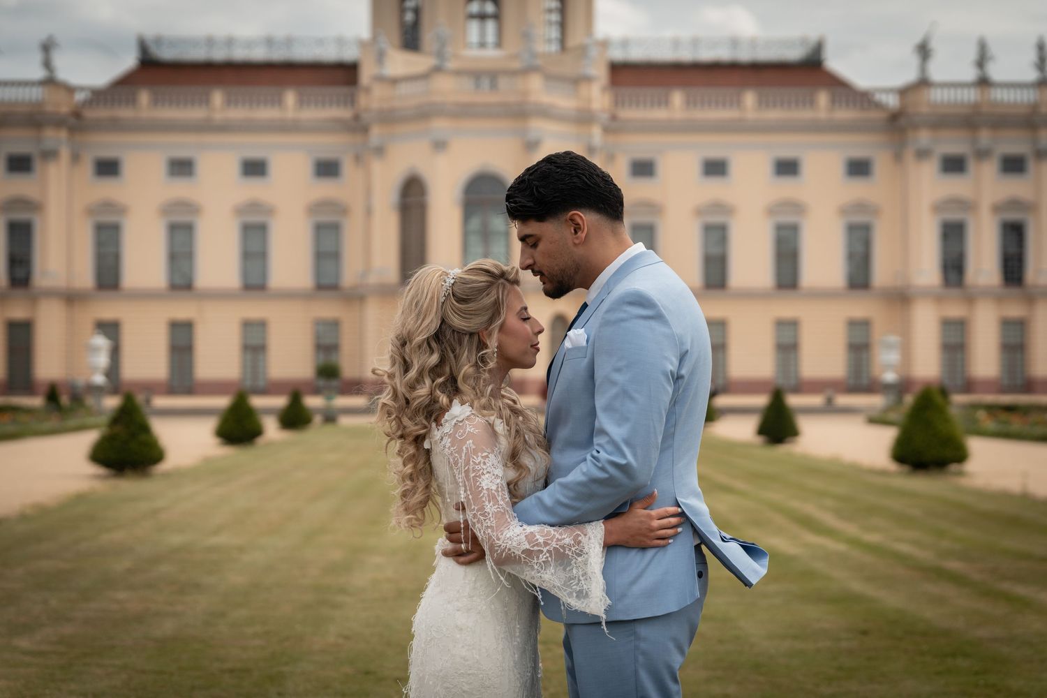 Brautpaar am Schloss Charlottenburg bei standesamtlicher Hochzeit