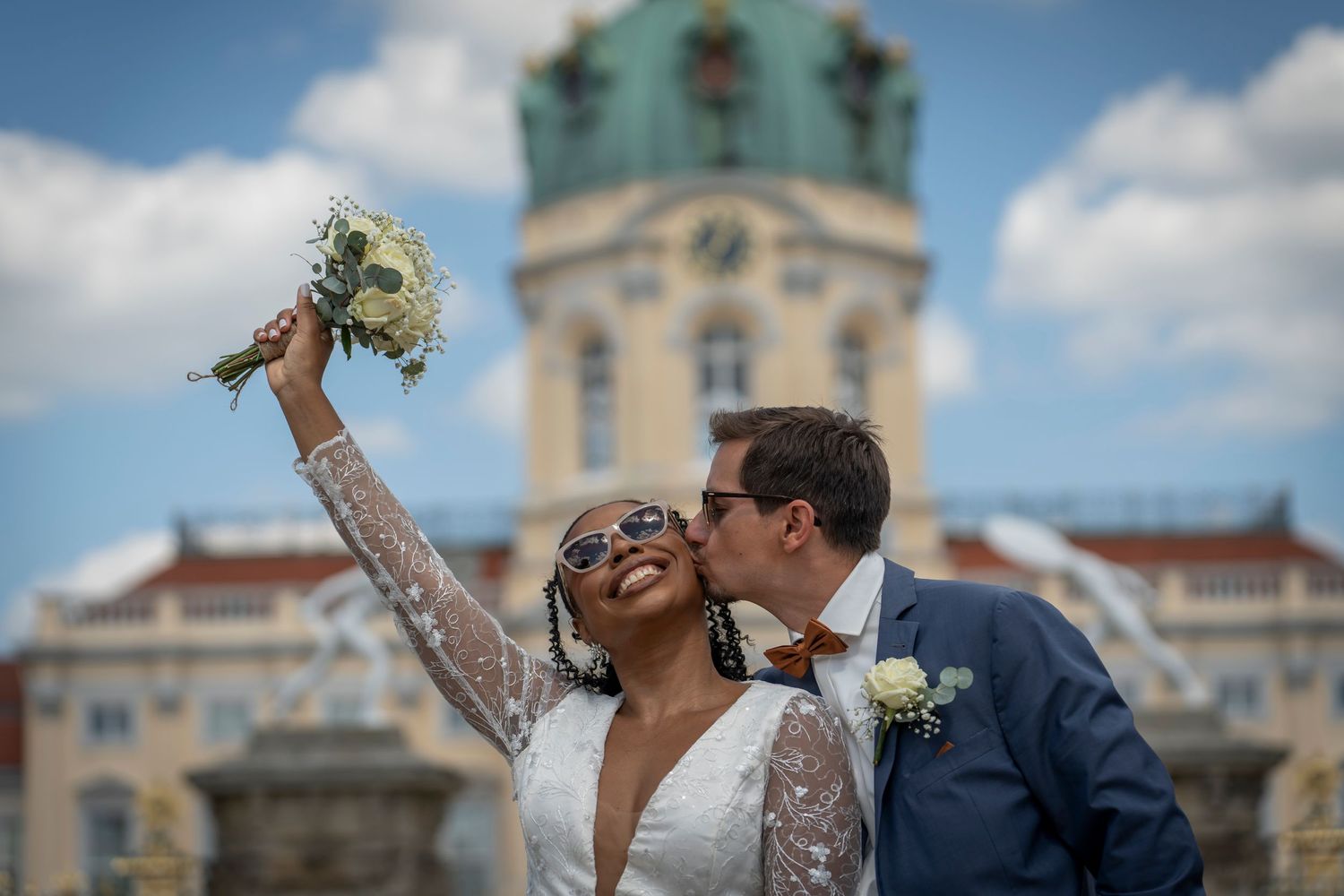 Hochzeitspaar im Schlosspark Charlottenburg mit romantischer Atmosphäre