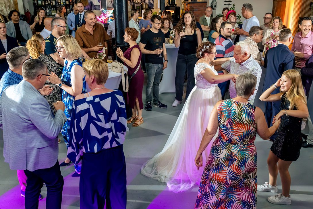 Bruid danst met haar vader tijdens de trouwdag in de Stoomhall in Wormer