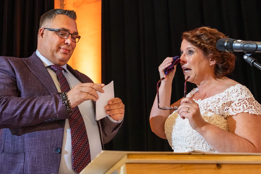 Robin veegt een traan weg terwijl hij en Kirsten hun geloftes uitspreken