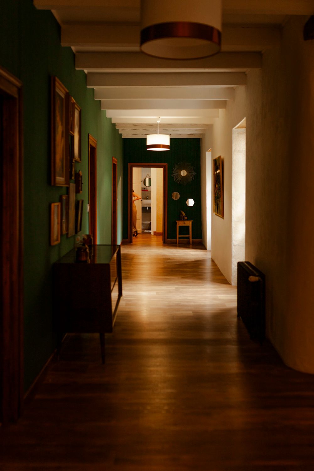 Couloir du logis de la Grosse Pierre éclairé