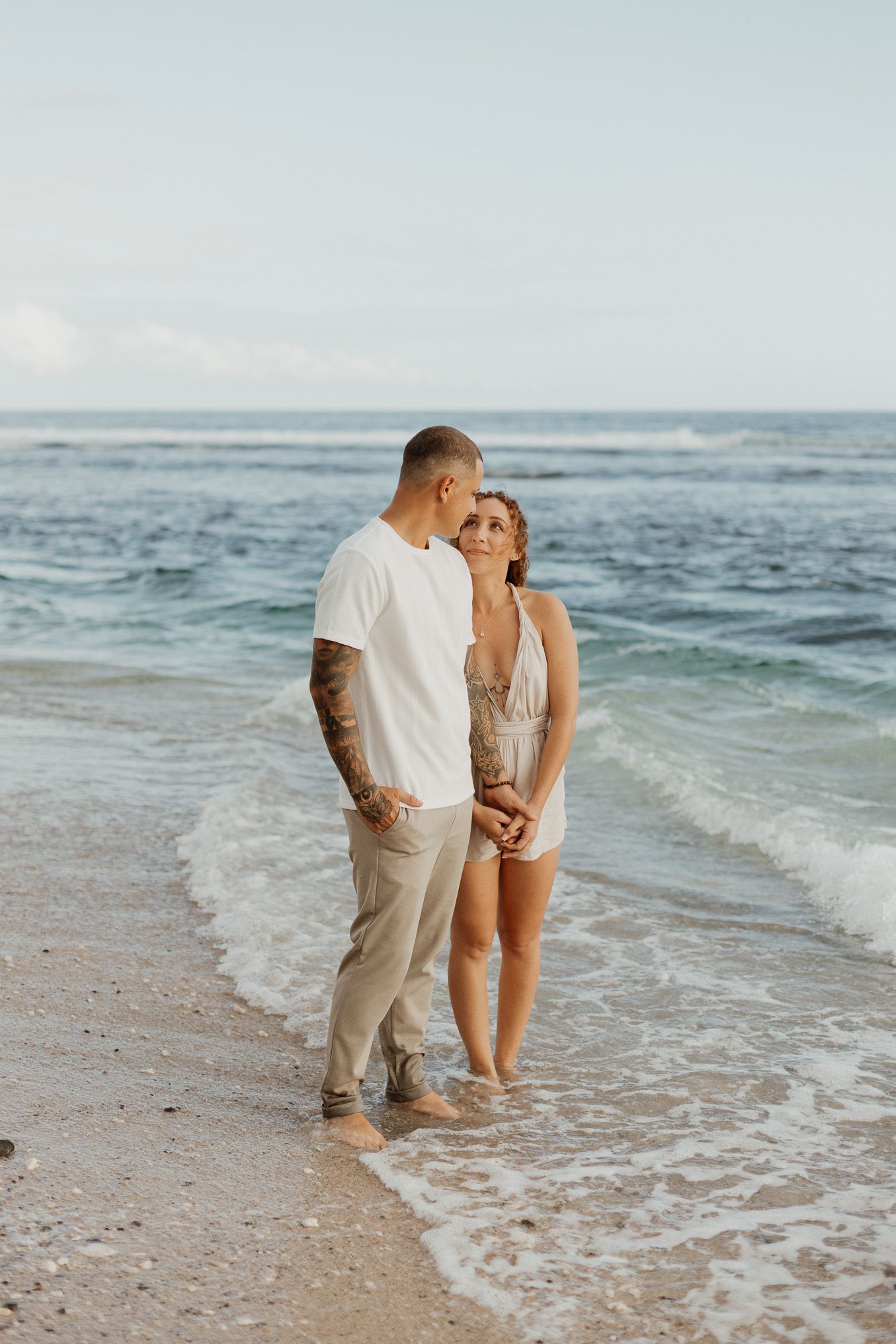 Un beau et jeune couple sur la plage des sables d'olonne