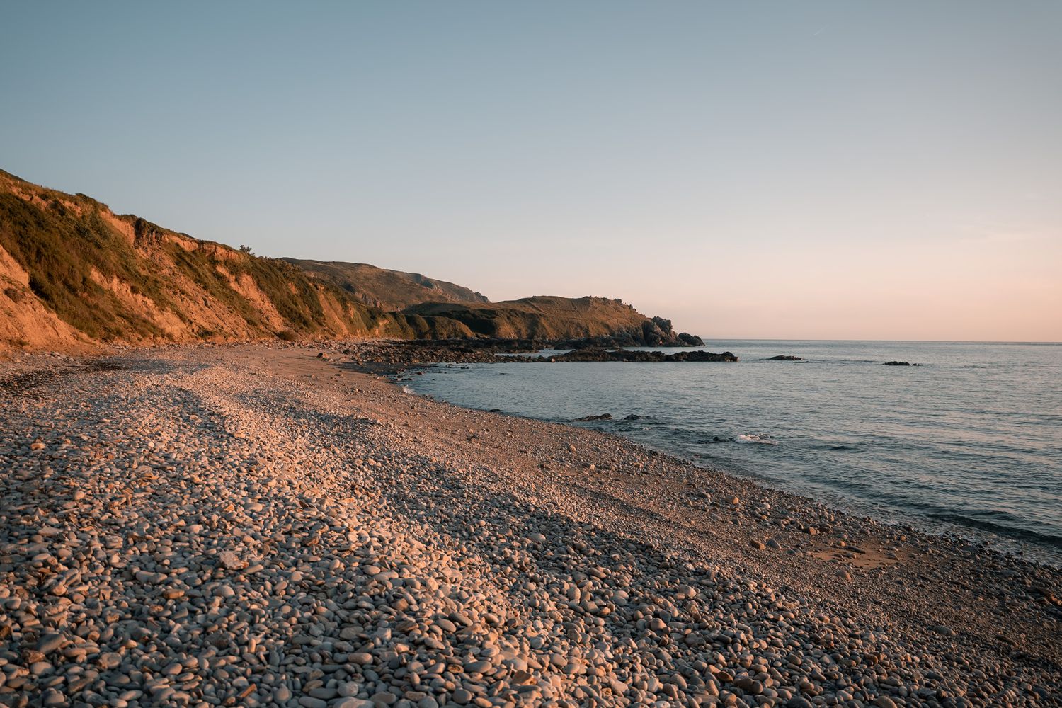 Coucher de soleil à la baie d'Ecalgrain à la Hague dans le département de la Manche en Normandie - Cotentin.