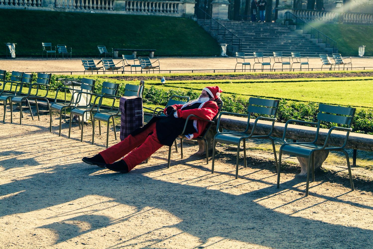 Joulupukki istumassa rennosti Pariisin Luxembourgin puistossa.