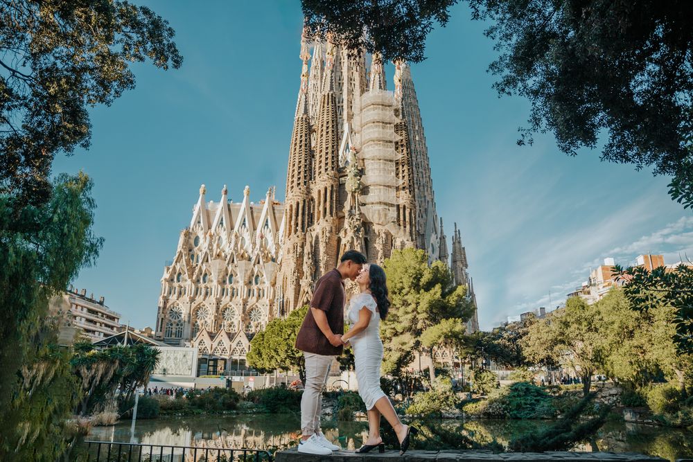 couple announcing pregnancy in Barcelona