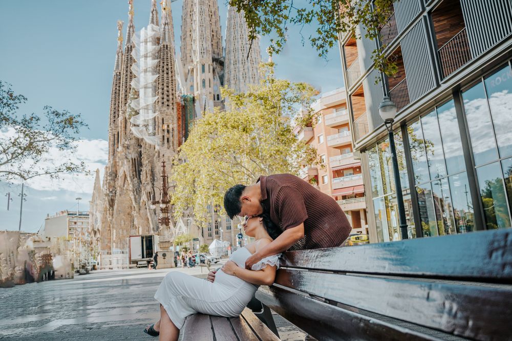 Elegant maternity look for Barcelona shoot
