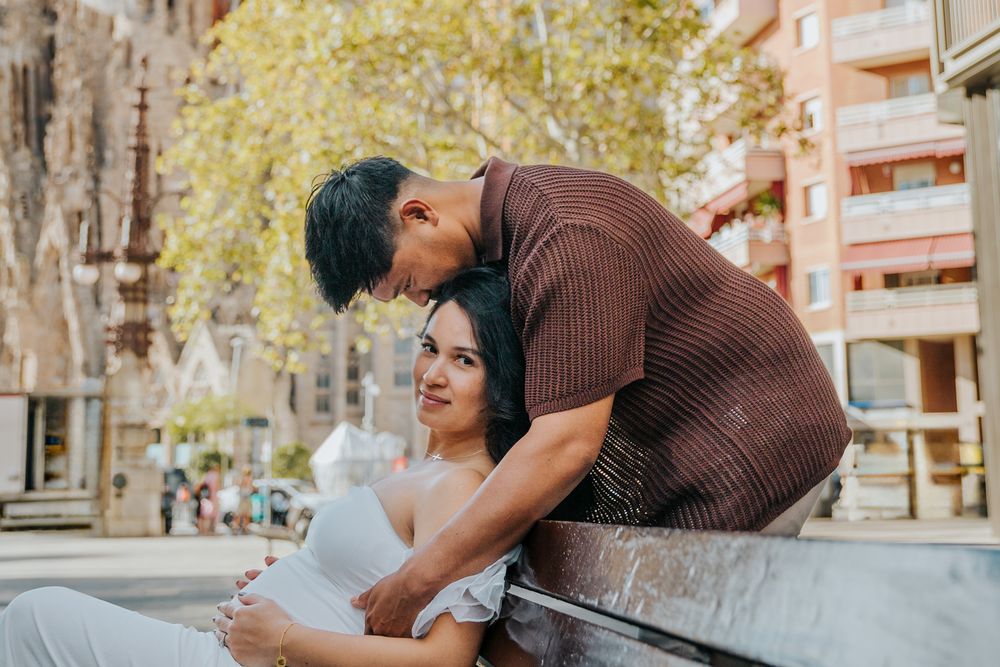 Couple’s emotional pregnancy reveal at Sagrada