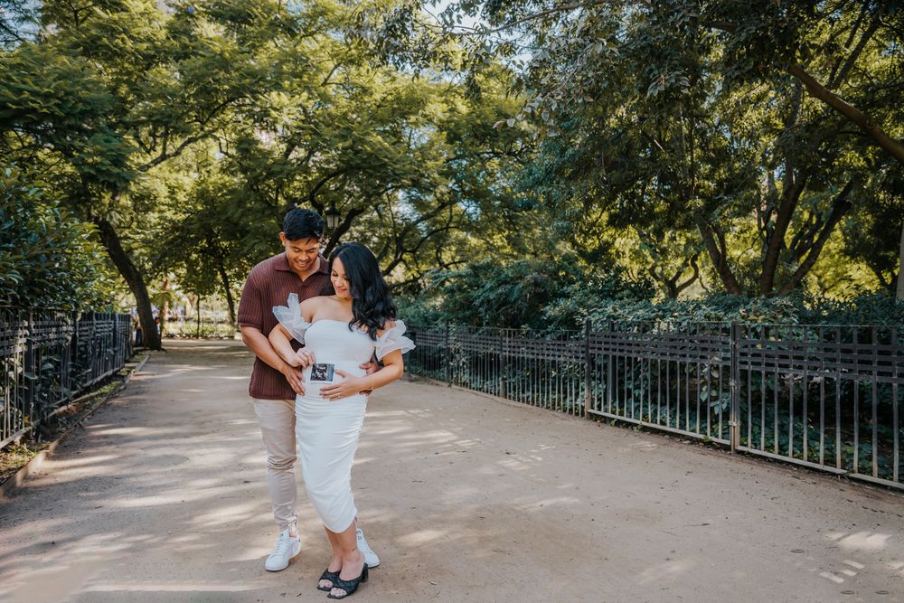 Natural and intimate maternity portrait in city
