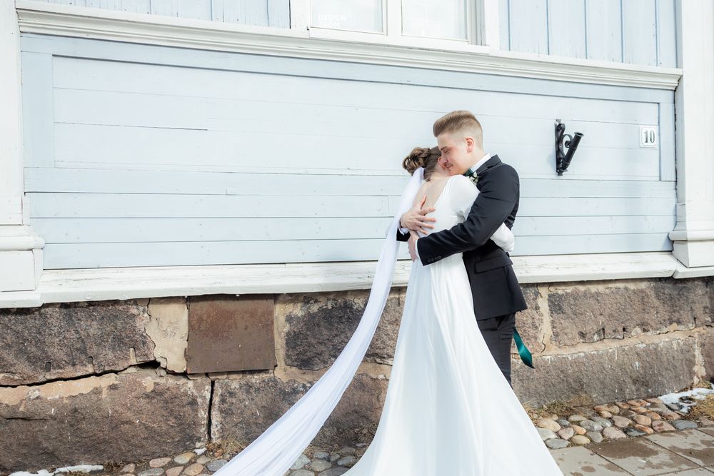 Hääpari halaa ensimmäistä kertaa hääpäivän aamua