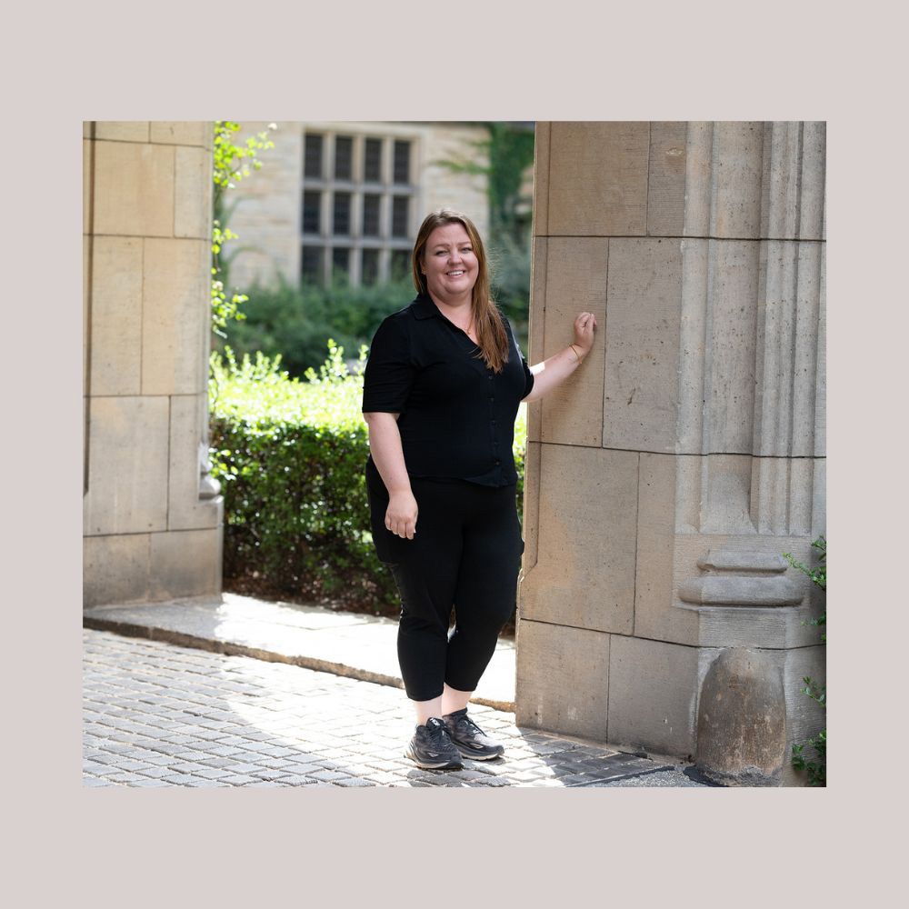 Porträtt på fotografen din fotograf i Skaraborg, Sandra. Fotat i fint motljus i ett valv på Cecilienhof, Tyskland.