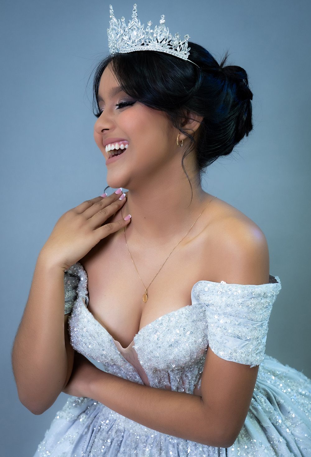 Retrato de quinceañera en Valledupar con vestido rosa y decoración con globos