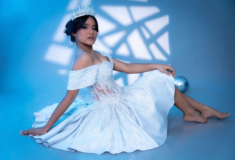 Retrato de quinceañera en Valledupar con vestido rosa y decoración con globos