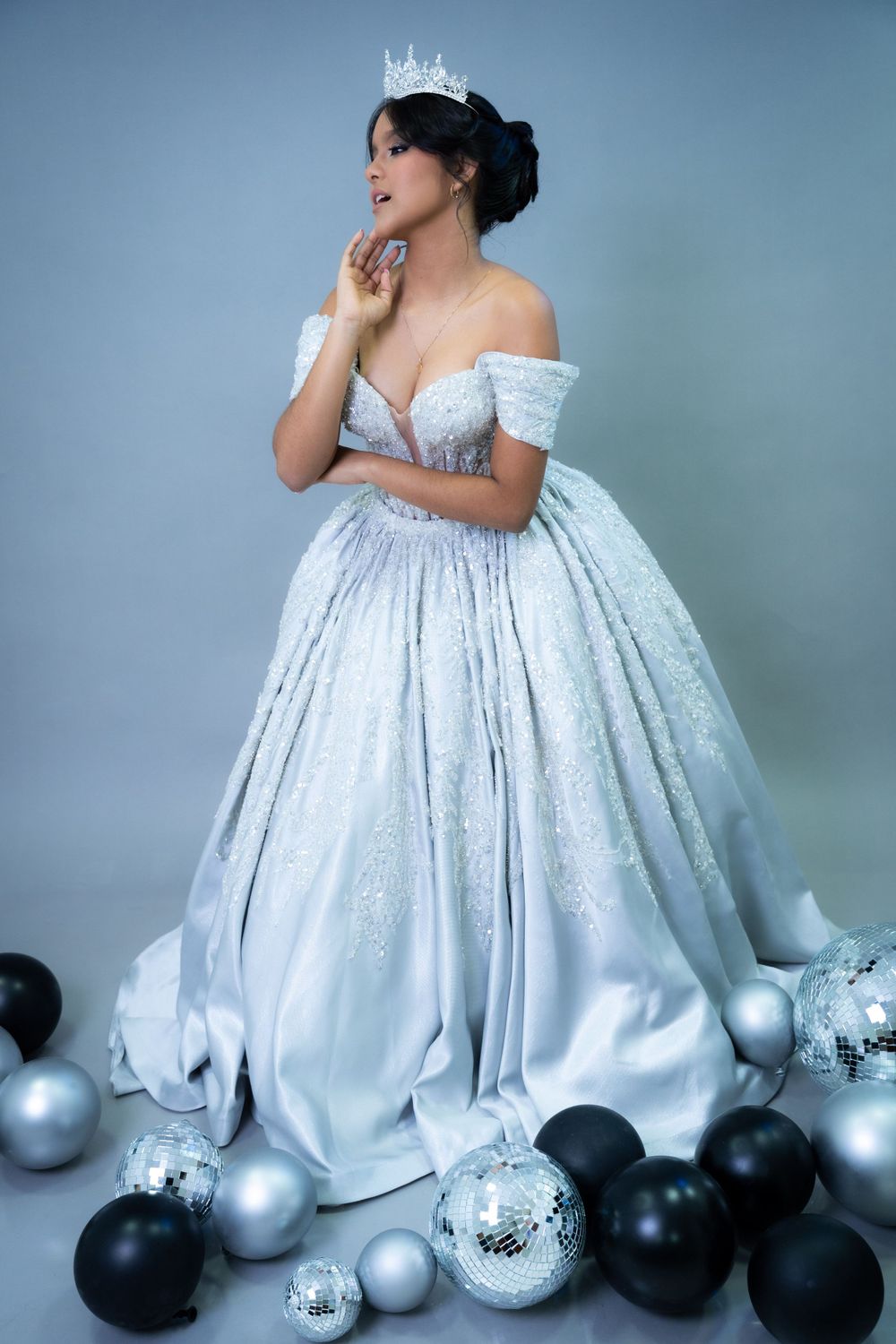 Retrato de quinceañera en Valledupar con vestido rosa y decoración con globos