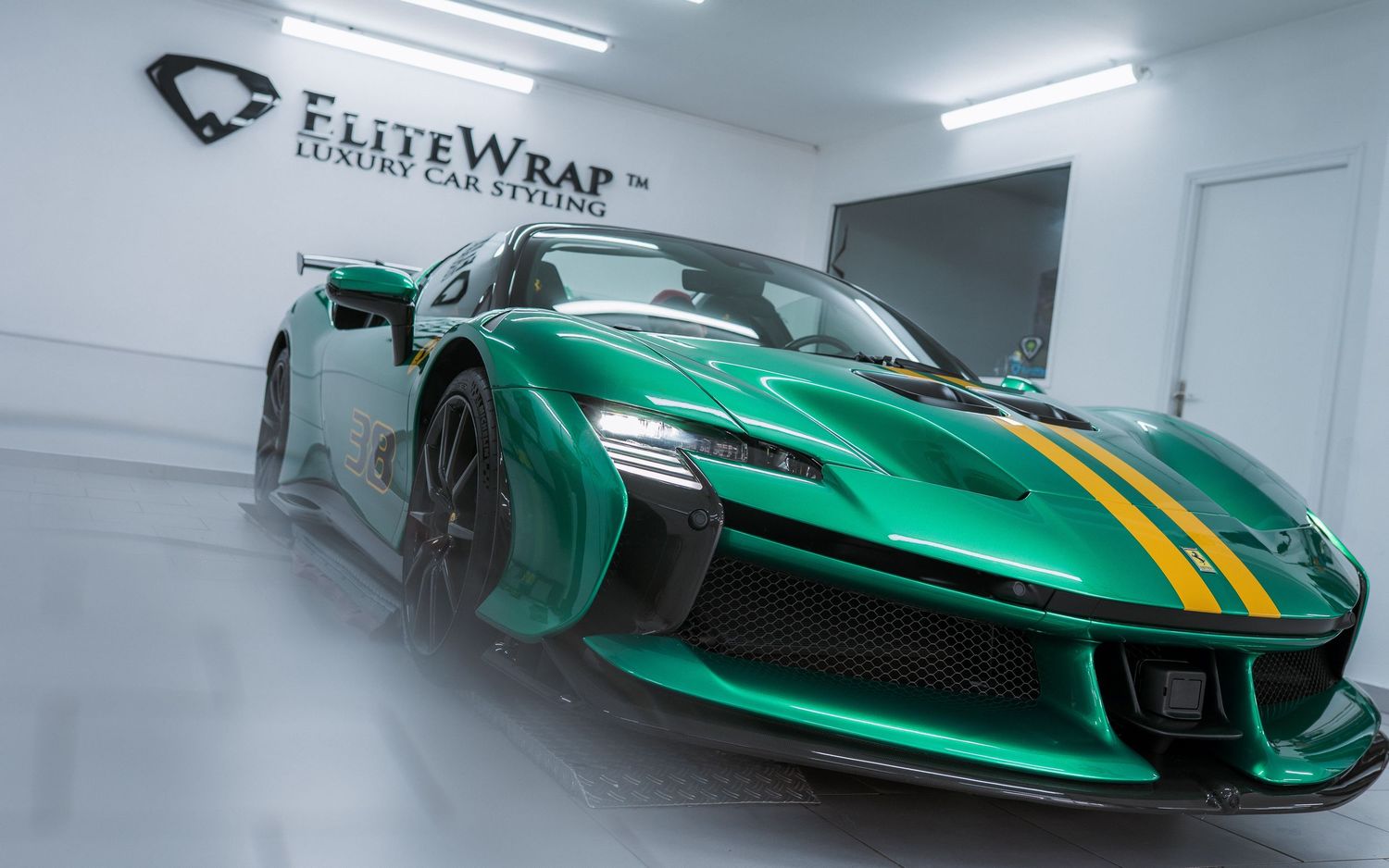 Shooting photo d'une supercar lors de la pose d'une protection intégrale sur la carrosserie pour un client prestigieux