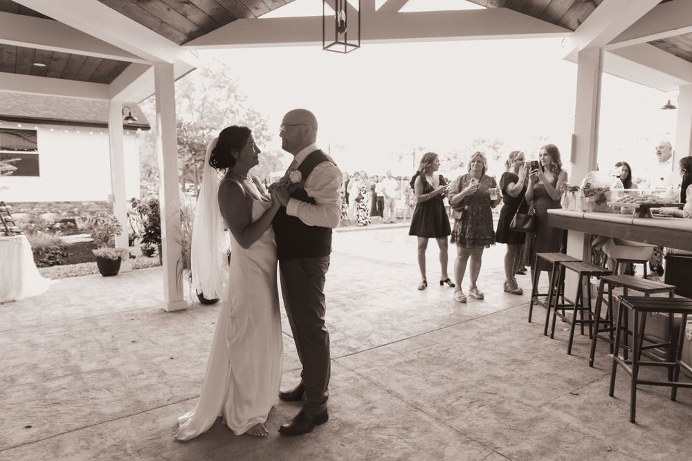 Wedding Photography Hamilton Ohio summer backyard wedding portraits by Vicci Photo Dayton Ohio Photographer Victoria Wooton