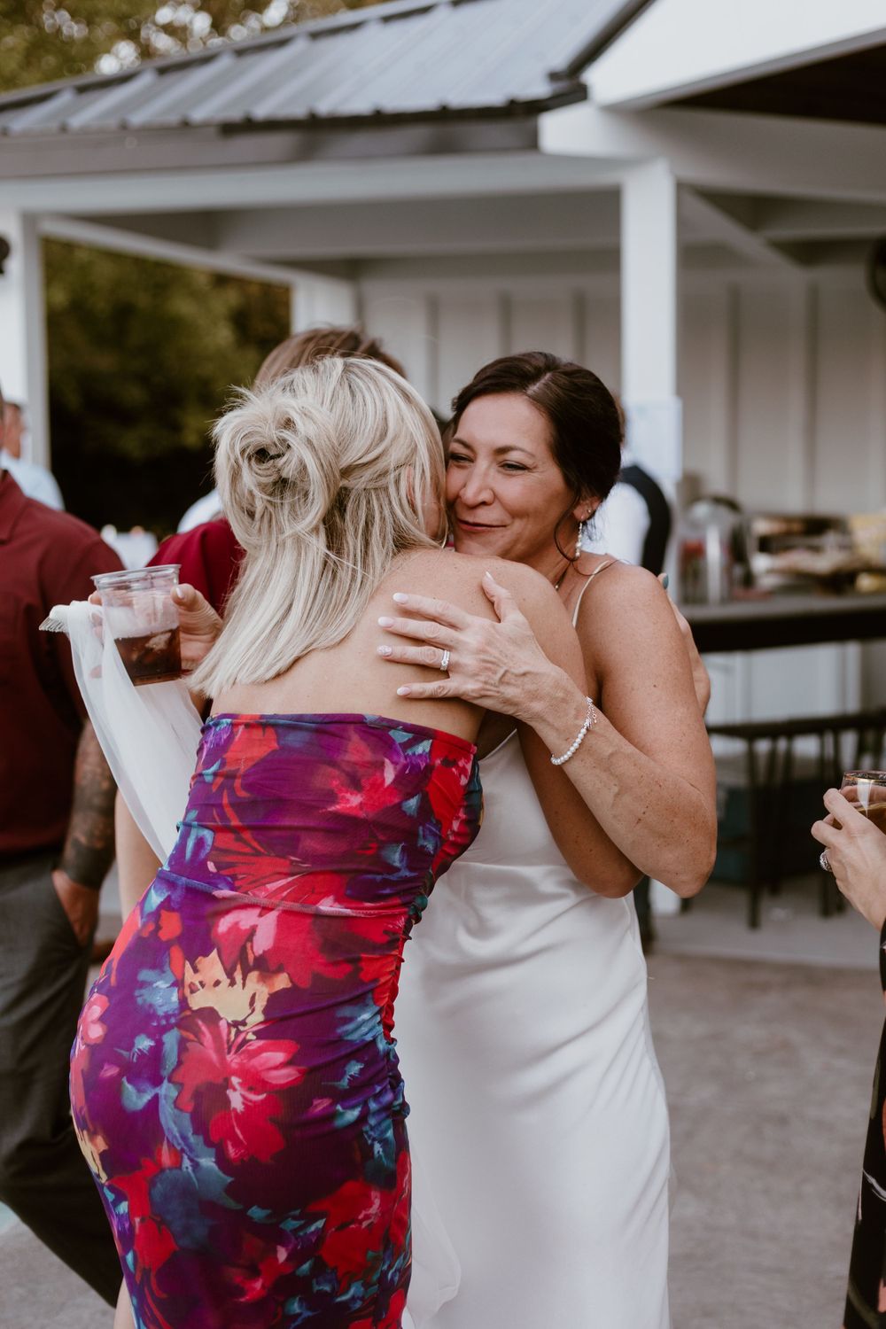 Wedding Photography Hamilton Ohio summer backyard wedding portraits by Vicci Photo Dayton Ohio Photographer Victoria Wooton