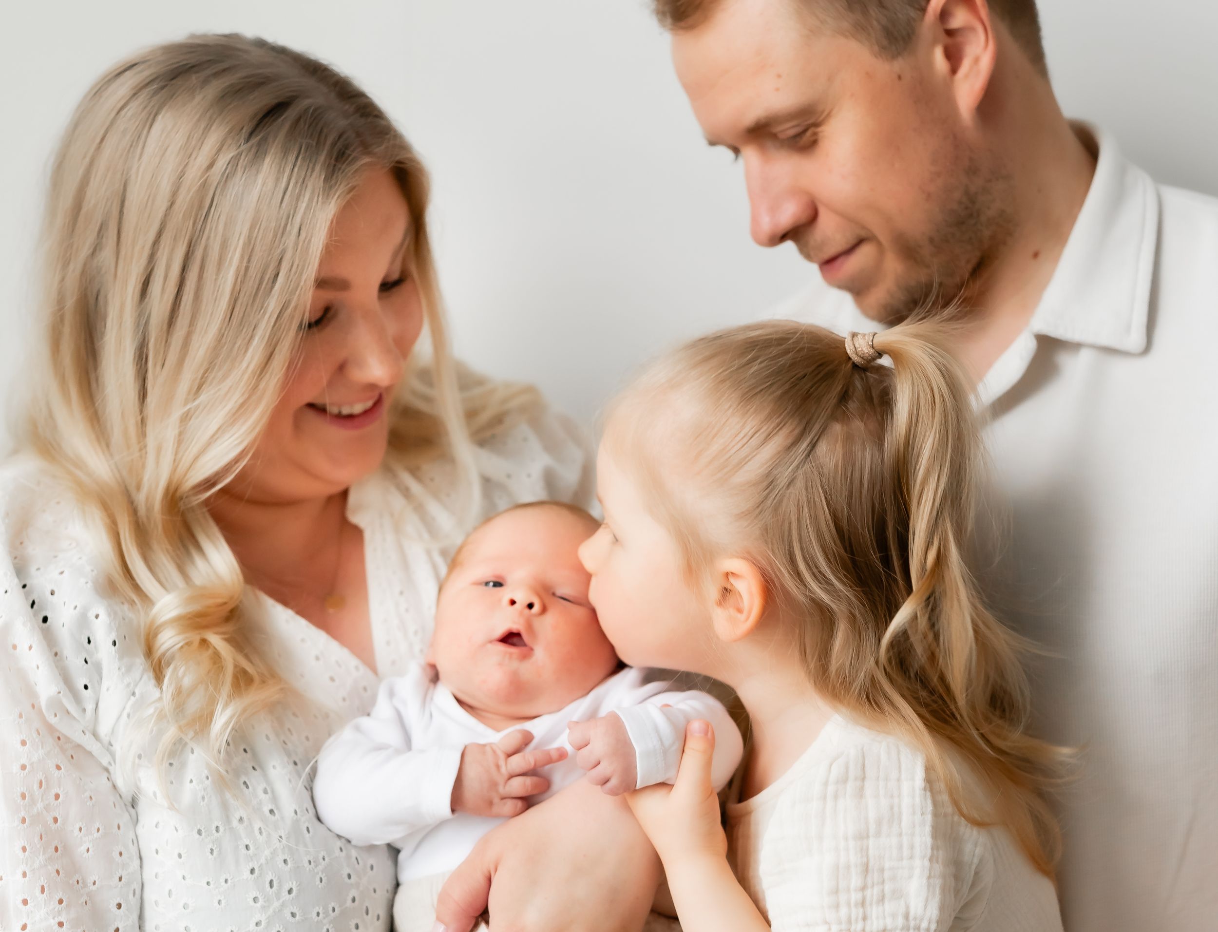 perhekuva newborn kuvauksessa Muuramessa