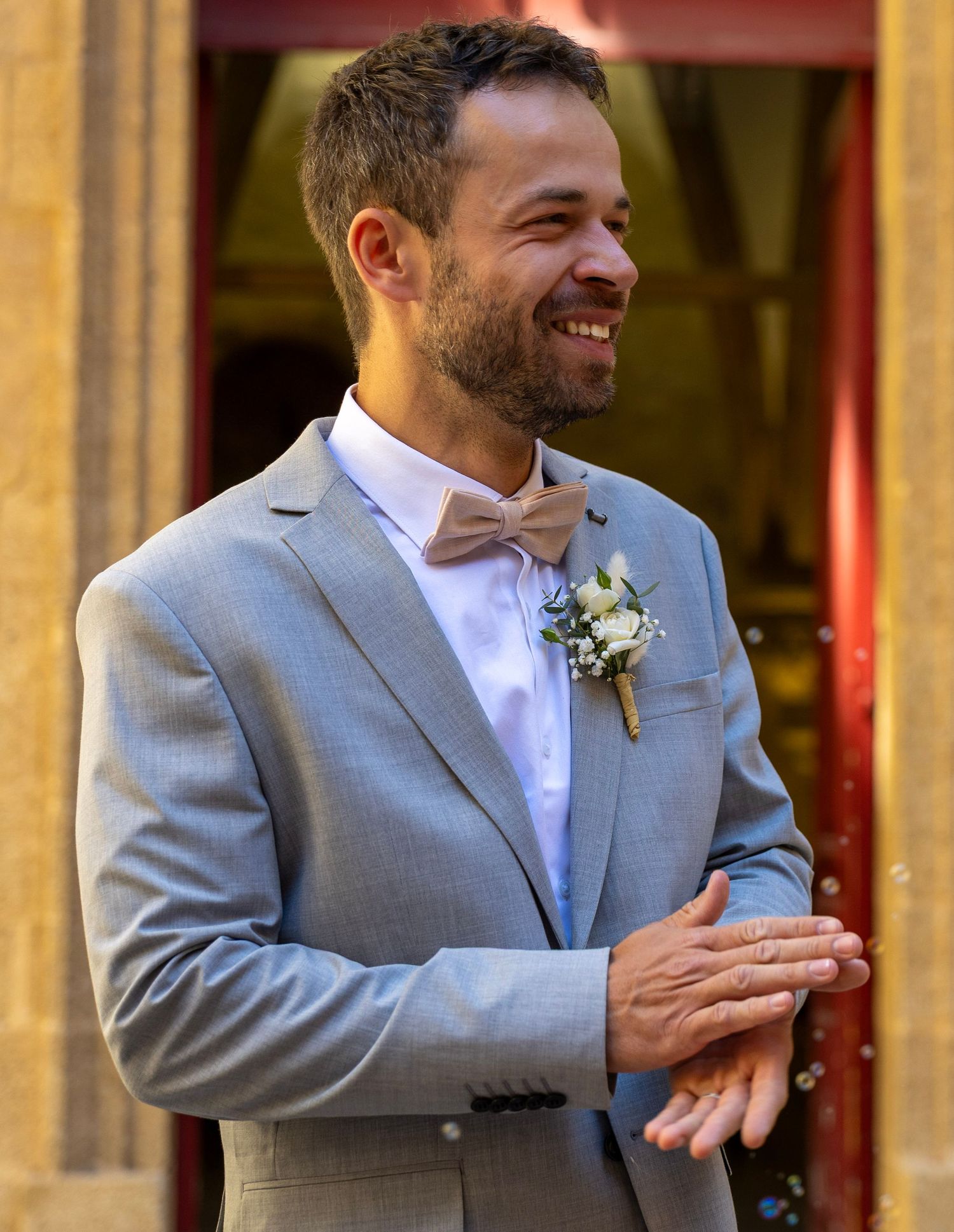 Marié en costume lors d’une cérémonie de mariage en Provence