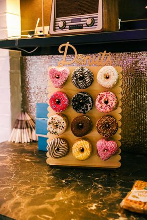 Kreative Donut-Bar als süßes Highlight auf einer Feier