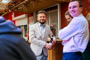 Gäste bei einer Hochzeit in entspannter Atmosphäre