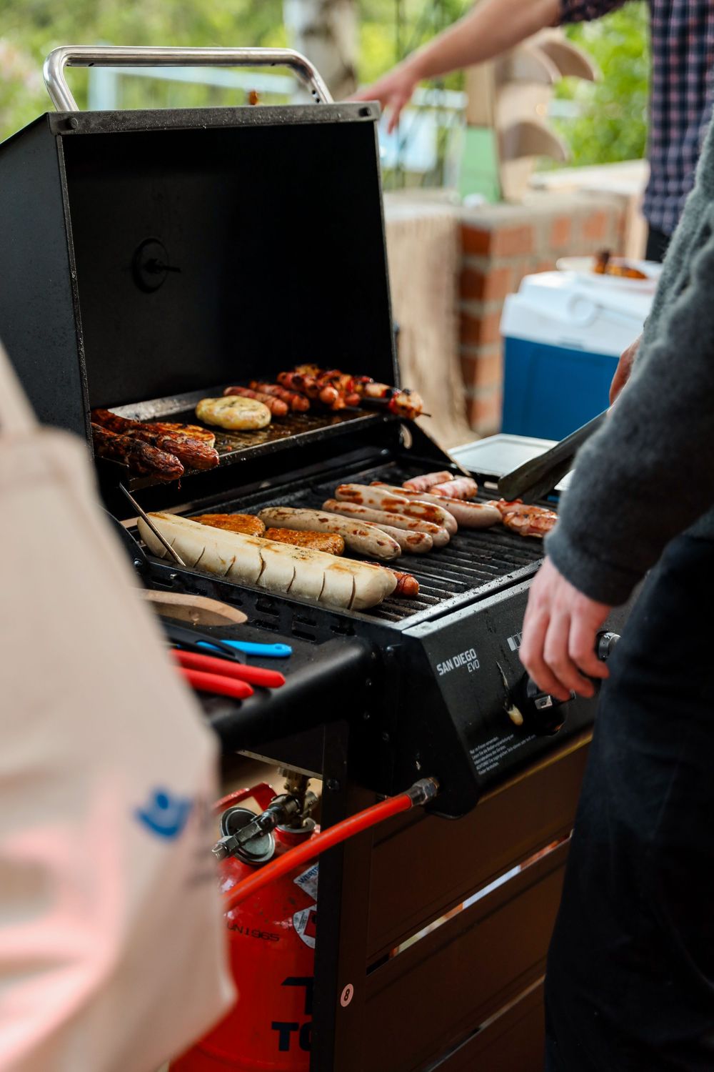 Auf einem Grill ist das Grillgut zu sehen