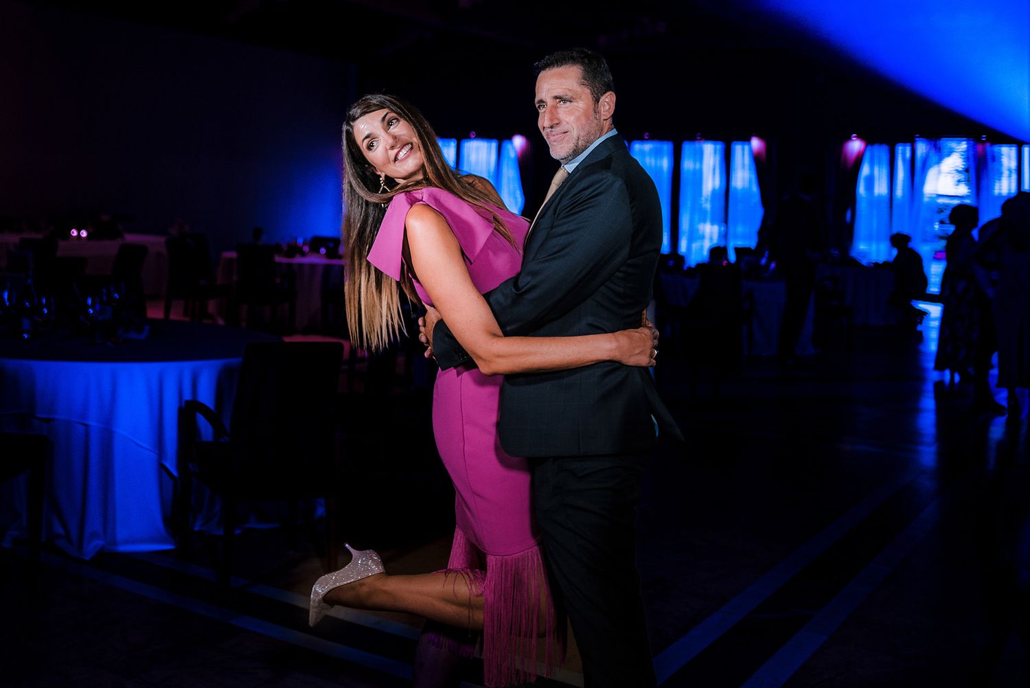 Juan Llavio, fotógrafo de bodas en Asturias, junto a su mujer durante una celebración