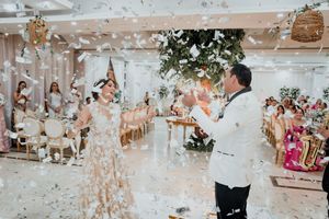 Grupo de invitados riendo y usando accesorios divertidos en el fotomatón de bodas durante la recepción en el Cesar.