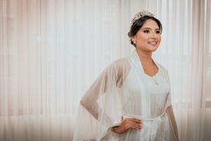 Fotografía editorial destacando un velo de novia largo ondeando al viento junto al vestido blanco en Valledupar.