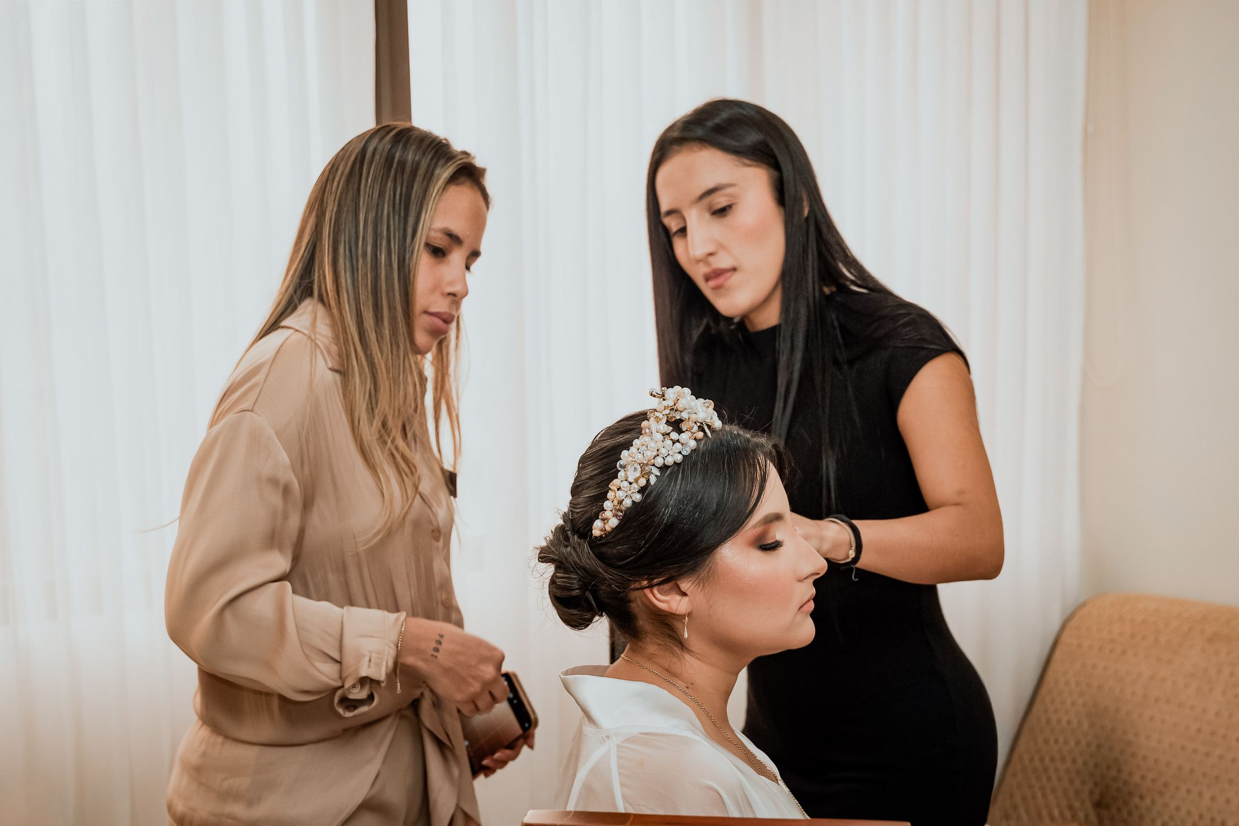 Los novios frente al altar tomados de la mano durante su matrimonio religioso y boda cristiana en Valledupar.