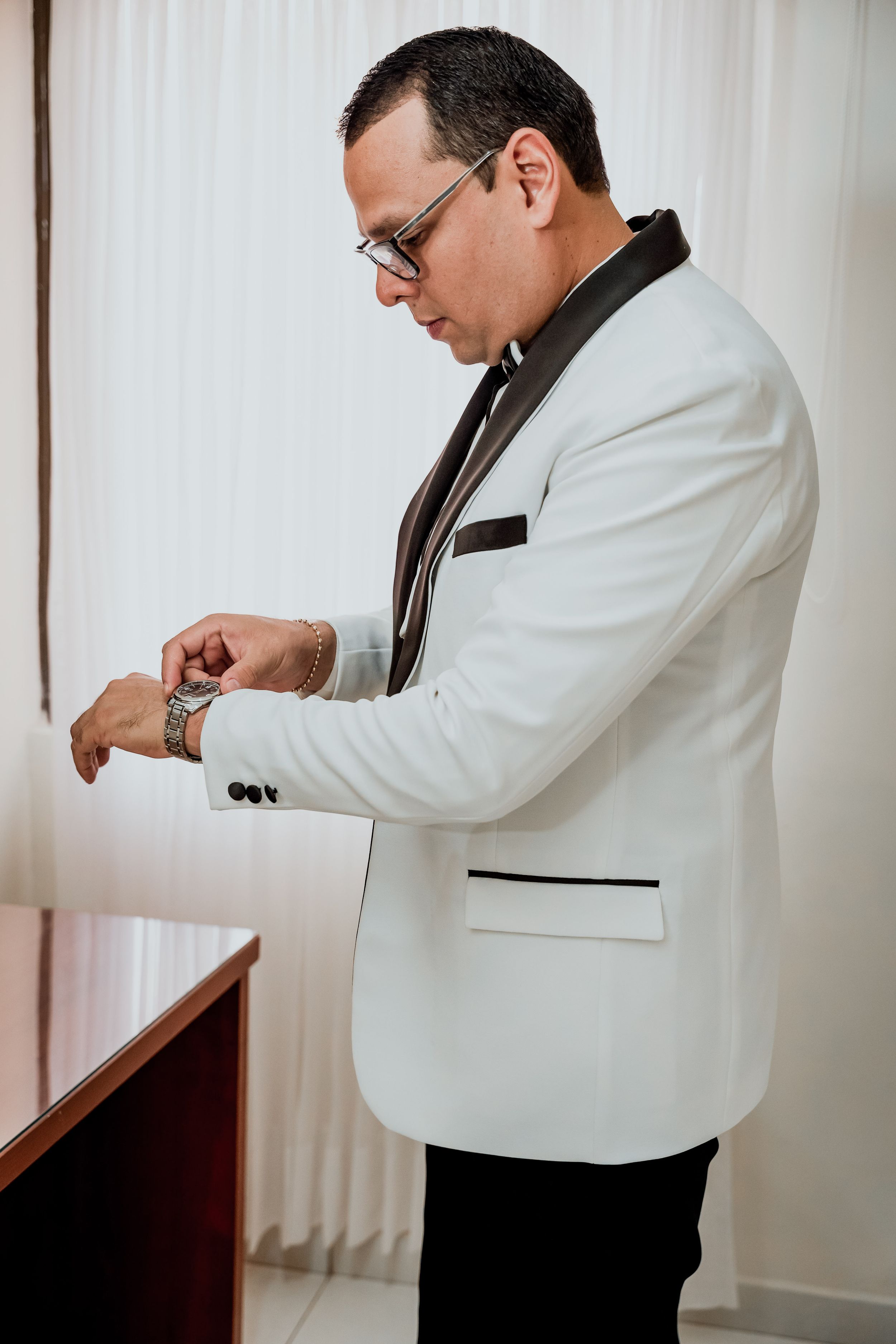 Los novios frente al altar tomados de la mano durante su matrimonio religioso y boda cristiana en Valledupar.