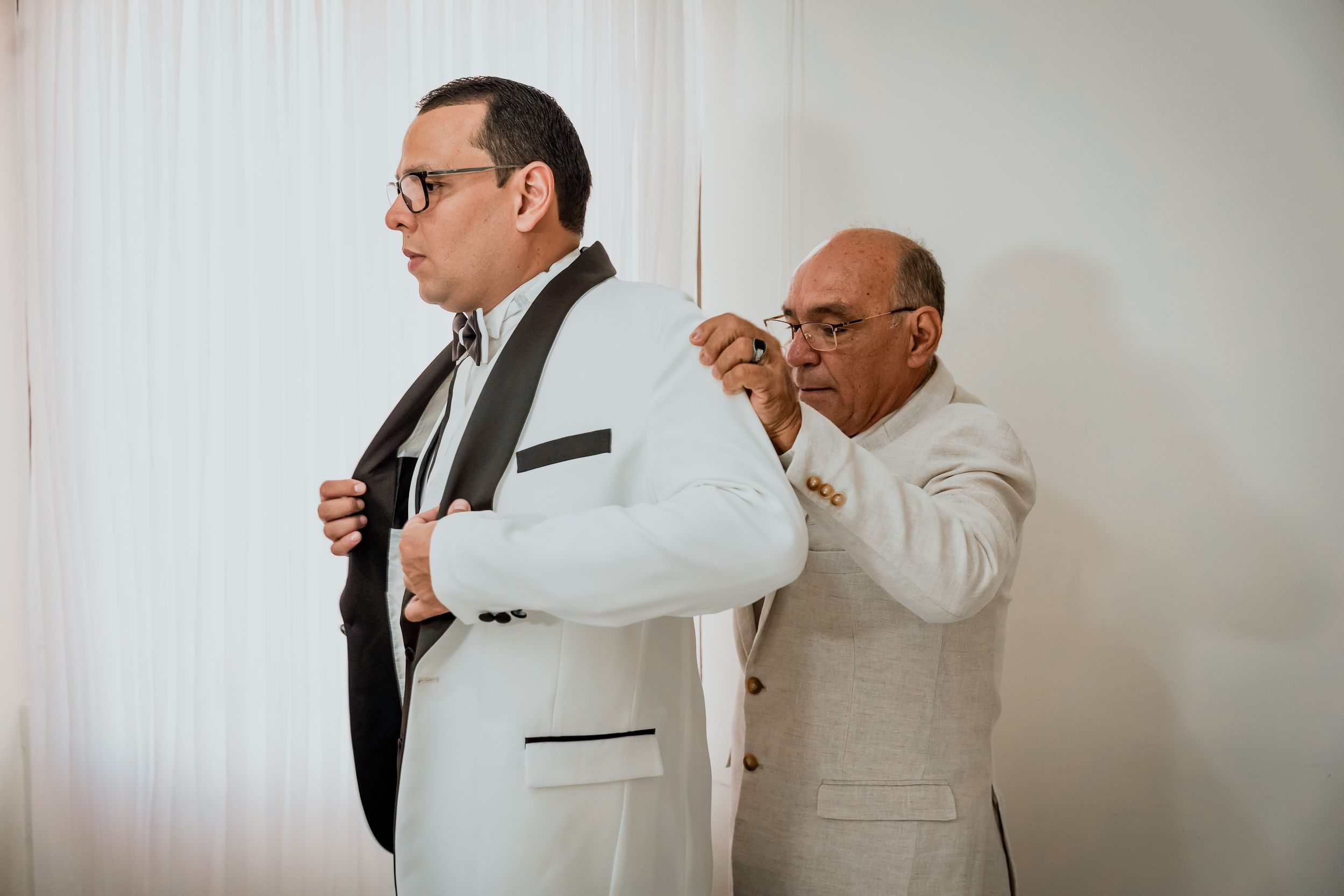Pareja de recién casados caminando por la arena durante la celebración de su boda en la playa en la Costa Caribe colombiana.