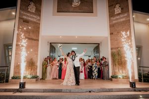 Ceremonia de la luz en una hermosa boda simbólica celebrada al aire libre en las afueras de Valledupar.