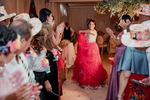 La novia sonriendo junto a la madrina de boda y sus damas de honor antes de dirigirse a la ceremonia en el Caribe.