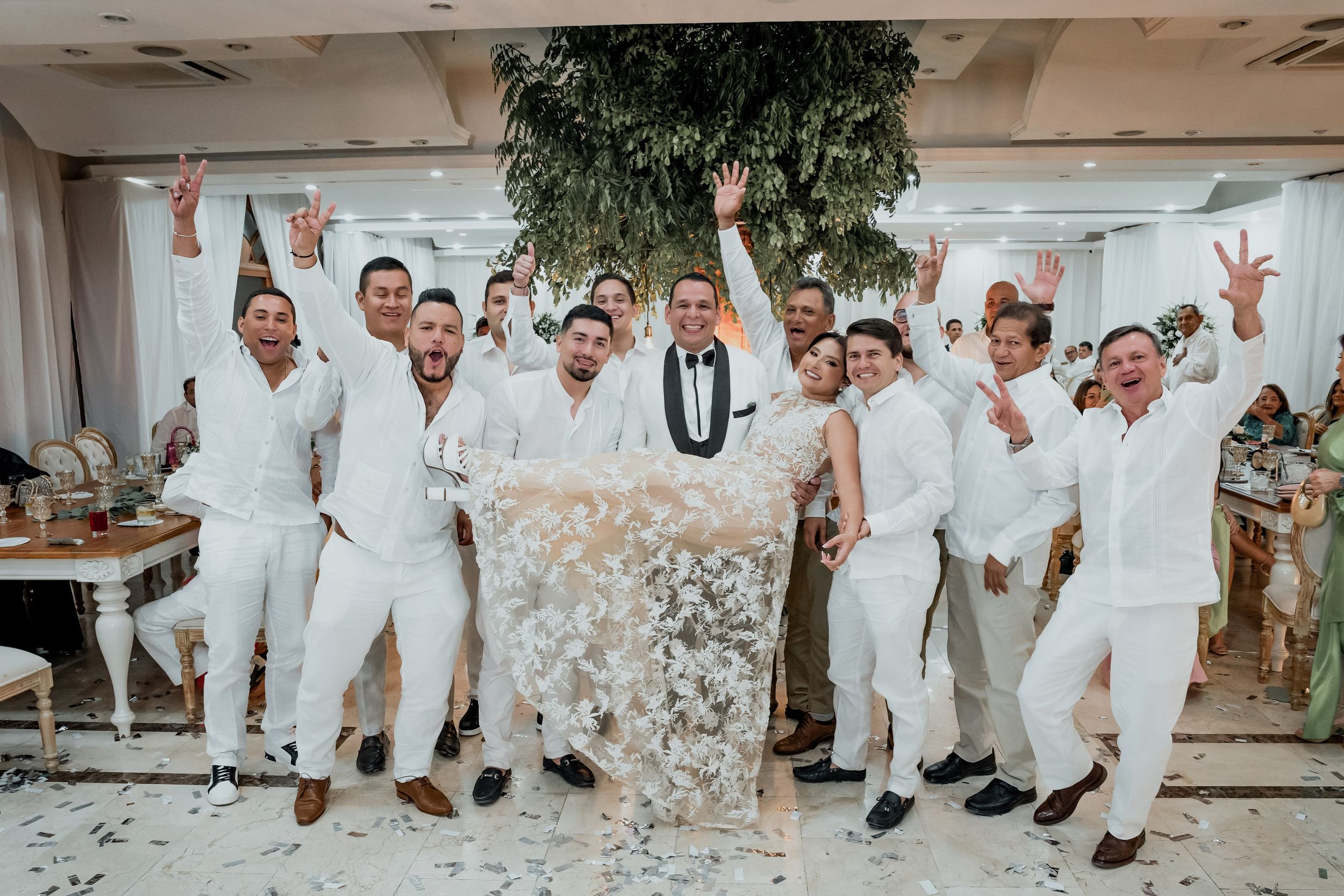 La novia sonriendo junto a la madrina de boda y sus damas de honor antes de dirigirse a la ceremonia en el Caribe.