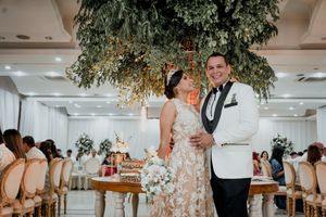 La novia sonriendo junto a la madrina de boda y sus damas de honor antes de dirigirse a la ceremonia en el Caribe.
