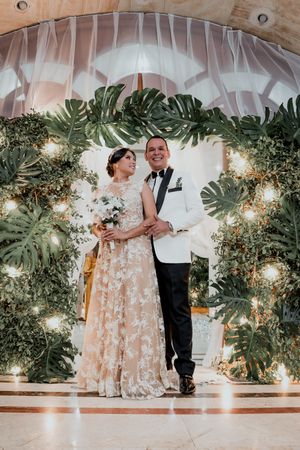 Grupo de invitados riendo y usando accesorios divertidos en el fotomatón de bodas durante la recepción en el Cesar.