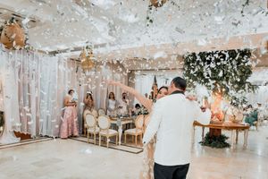 Grupo de invitados riendo y usando accesorios divertidos en el fotomatón de bodas durante la recepción en el Cesar.