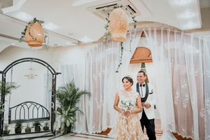 Grupo de invitados riendo y usando accesorios divertidos en el fotomatón de bodas durante la recepción en el Cesar.